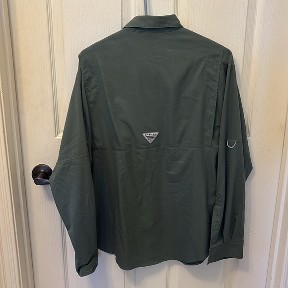 Men’s small Columbia PFG long sleeved fishing shirt. - Picture 2 of 2
